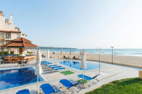 Apartment with a large terrace and direct access to the sea
